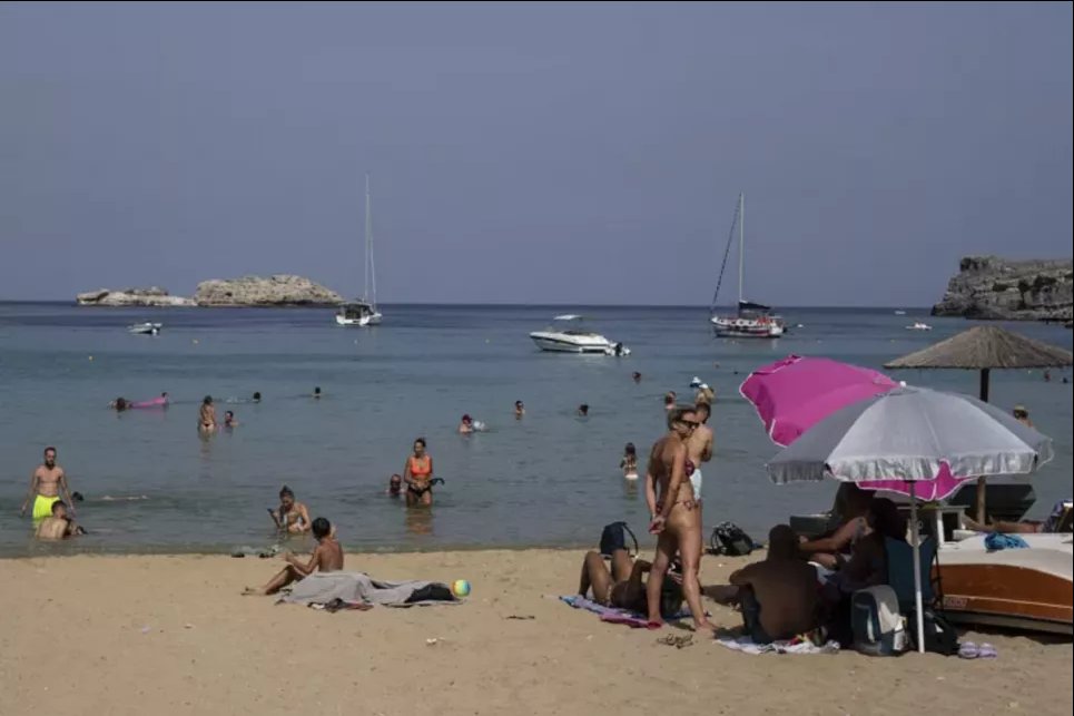 Бассейны греческих отелей будут наполнены морской водой: почему некоторые выступают против этого плана жесткой экономии? Туристы наслаждаются морем и солнцем на острове Родс. Фото: AP Photo/Petros Giannakouris