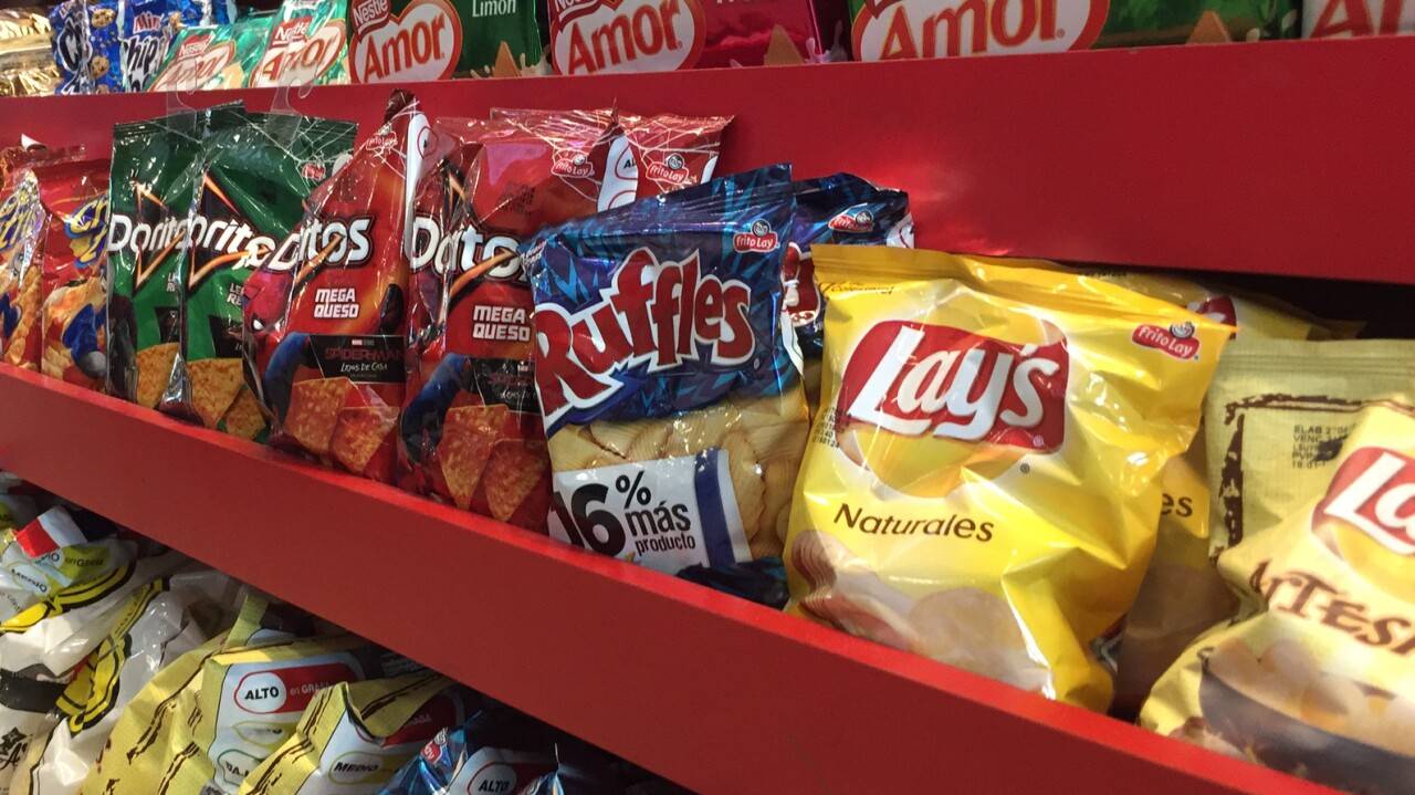 Аллергикам не трогать: в США отзывают партию чипсов Lay's, в которые попало молоко Фото: чипси Lay's у США / The New York Times