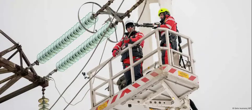 Страны Балтии подключились к энергосети ЕС, Калининградская область перешла на автономный режим: вот что случилось Отсоединение систем Латвии от БРЕЛЛ. Фото: Gints Ivuskans/AFP