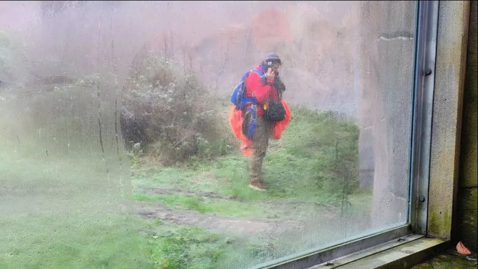 В Нидерландах парашютист случайно приземлился в зоопарке в вольере с обезьянами Фото: Aart Maren