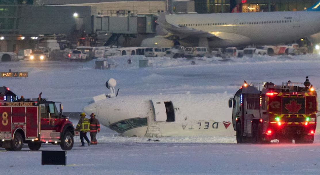 Фото: Пассажирский самолет Mitsubishi CRJ-900LR с 80 людьми на борту перевернулся в аэропорту Торонто / ABC news