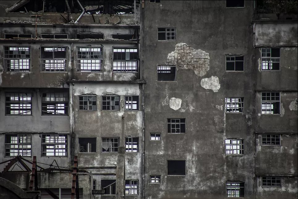 Бетонный призрак посреди моря: так выглядит заброшенный японский островной городок с темной историей Заброшенные здания на острове Хасима, юго-запад Японии, 2016 год. Фото: Reuters