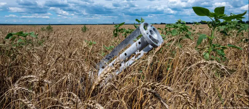 Война в Украине усугубляет климатический кризис — эксперты Фрагменты ракеты в Харьковской области. Фото: Sergey Bobok/AFP/Getty Images