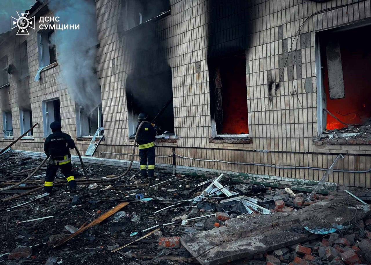 Фото: последствия атаки на больницу в Краснопильской общине Сумской области / ГСЧС