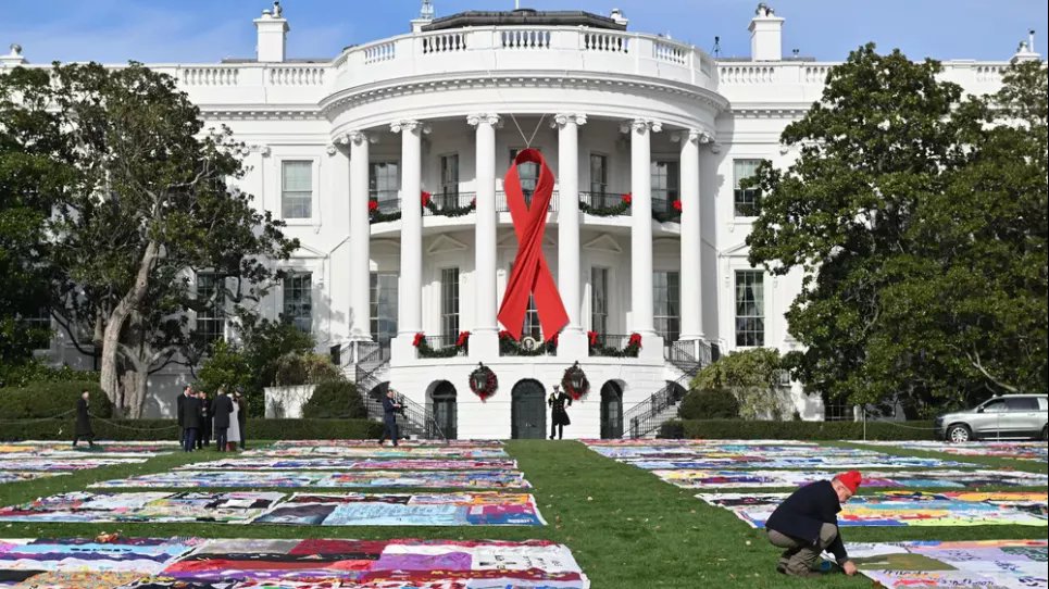 Новая эпидемия СПИДа после прекращения помощи США: UNAIDS прогнозирует до 6 млн смертей Во Всемирный день борьбы со СПИДом 2024 перед Белым домом в Вашингтоне, округ Колумбия: после вступления в должность президента США Дональда Трампа США вышли из программ противодействия СПИДу во всем мире. Фото: Roberto Schmidt/AFP/Getty Images