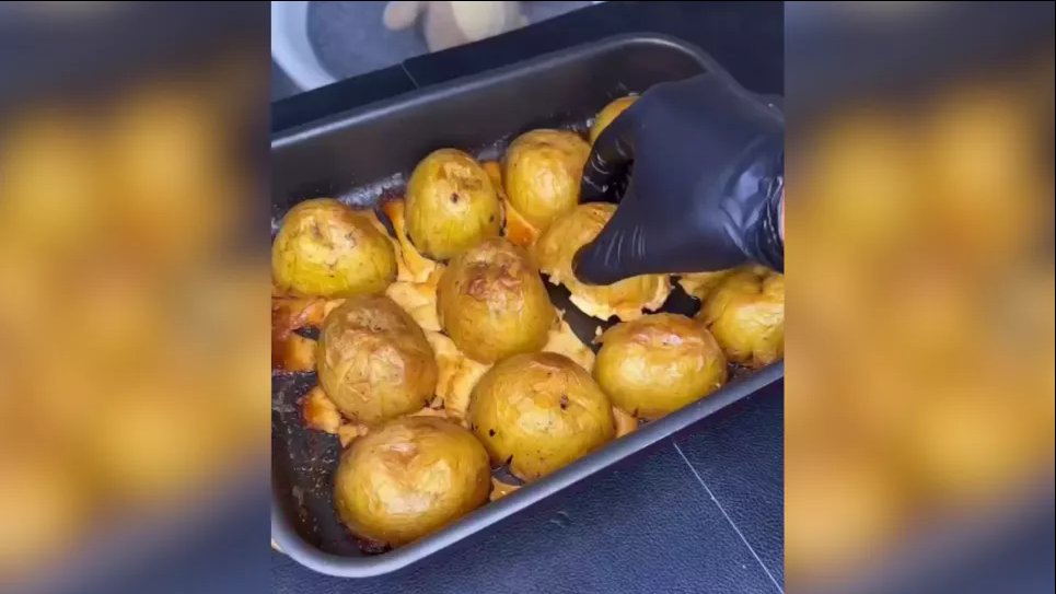 Запеченный картофель: ароматный гарнир, который покорит ваш стол Скриншот видео «Ваш кулинар»