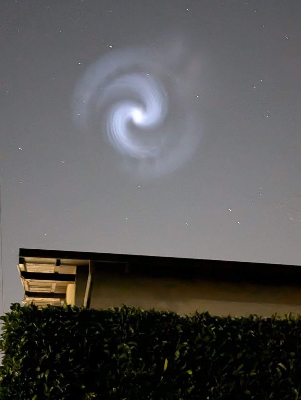Загадочную световую спираль заметили в ночном небе Фото: свечение "загадочной" спирали в небе / alphacentaurichannel
