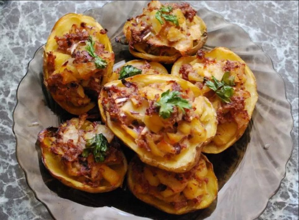 Фаршированный картофель с курицей в духовке — простое и одновременно вкусное и сытное блюдо, которое быстро готовится Фото: Максим Никитин