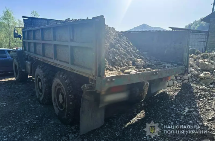 На Буковині поліція зупинила незаконний видобуток гравію з річки Черемош