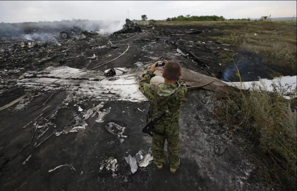 Совет ICAO признал Россию виновной в крушении рейса MH17, в ближайшие недели будет определена форма компенсации Пророссийский боевик на месте падения обломков «Боинга» недалеко от села Грабово Донецкой области, 17 июля 2014 года. Фото: Reuters