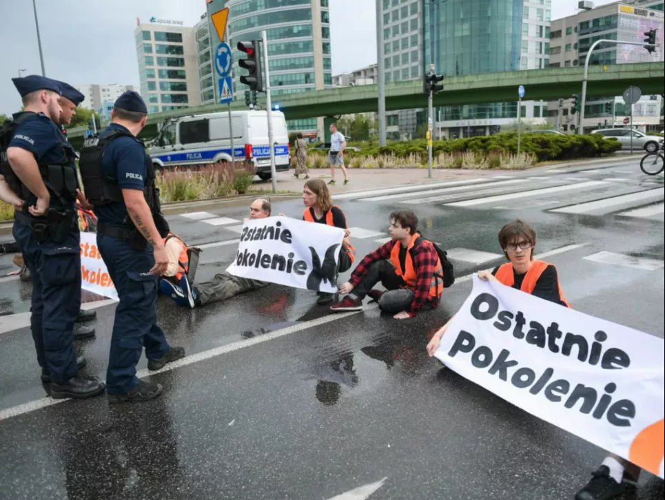 Протест против бездействия правительства в борьбе с изменением климата: активисты блокируют Варшаву, приклеившись к асфальту Одна из предыдущих акций «Последнего поколения»