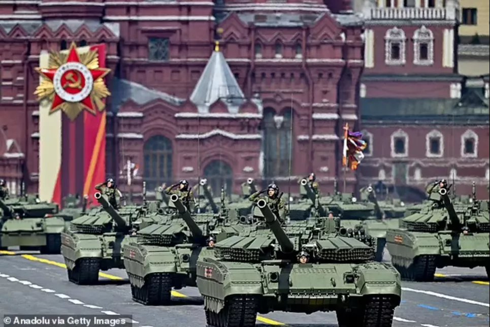 Путин может атаковать северный фланг НАТО с 600 000 войск — спутниковые снимки показывают российские силы возле Финляндии Военная техника и солдаты проходят парадом по Красной площади в рамках празднования Дня победы в мае.