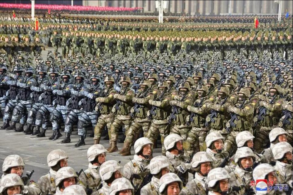 Роль Северной Кореи в конфликте в Украине — боевые потери, вооружение, скрытые мотивы и степень угрозы Колонны корейских военных на марше во время военного парада, посвященного 75-летию основания армии КНДР, на площади Ким Ир Сена в Пхеньяне, Северная Корея, 8 февраля 2023 года. Фото: Reuters