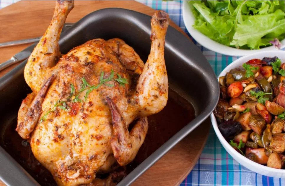 Курица в фольге – настоящий пир из обычных ингредиентов Фото: Максим Никитин