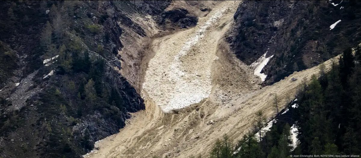 Село Блаттен под ледником в Швейцарии