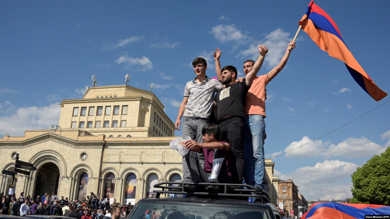 Протестувальники у Єревані святкують відставку Сержа Саргсяна