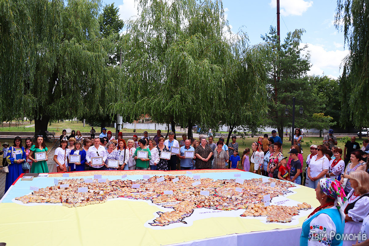 Національний рекорд у Романові: створили «Пиріг Єдності» з 1500 пиріжків