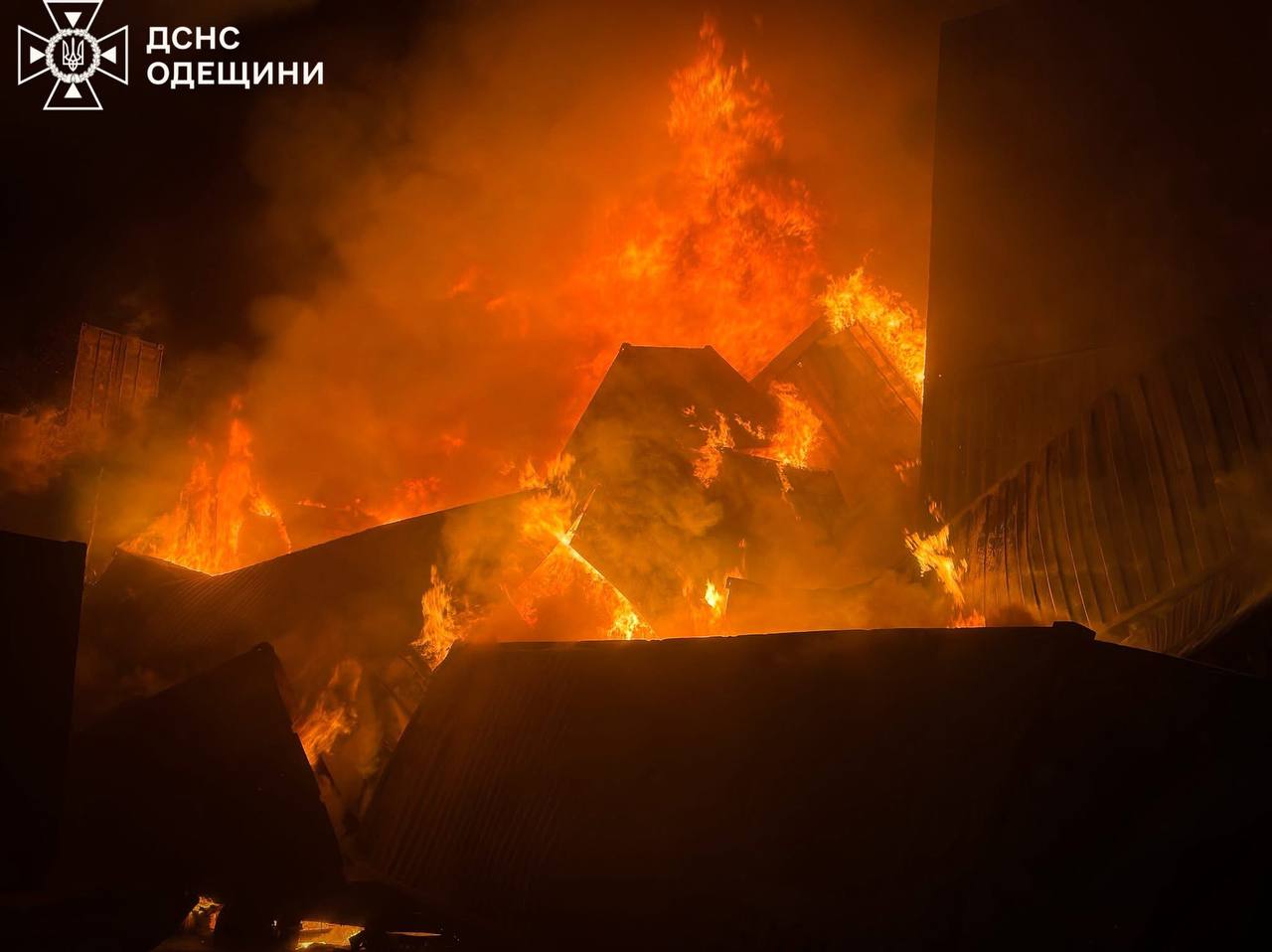 Загорілися контейнери з цивільним вантажем