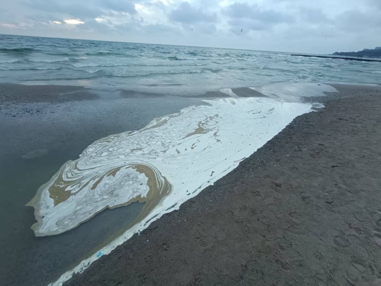 Атака на порт Південний призвела до виливу олії: акваторію закрито, триває ліквідація