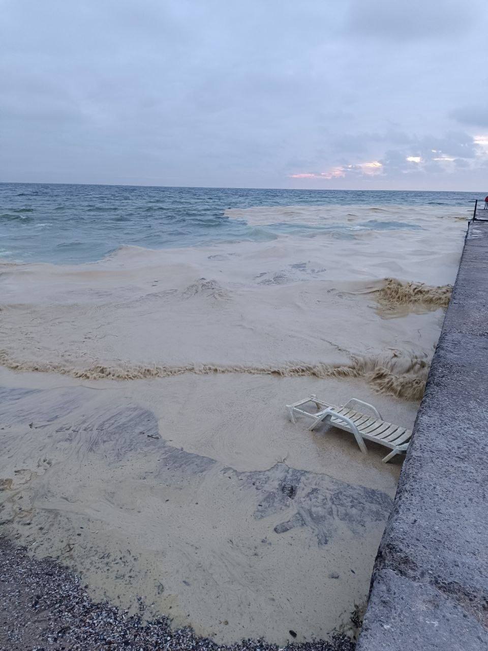 Атака на порт Південний призвела до виливу олії: акваторію закрито, триває ліквідація