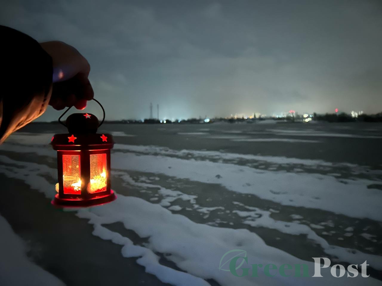 Суворий і скований кригою Дніпро зустрічає Новий рік під завивання завірюхи (ФОТО)