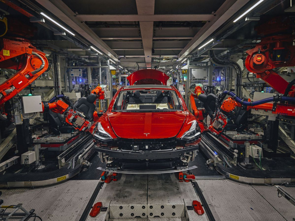 Завод Tesla в Германии остановил работу