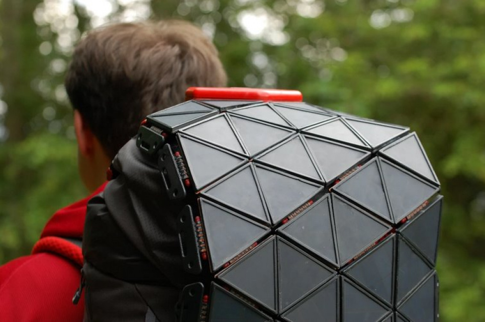 Британський студент створив сонячну зарядку з кріпленням до рюкзака