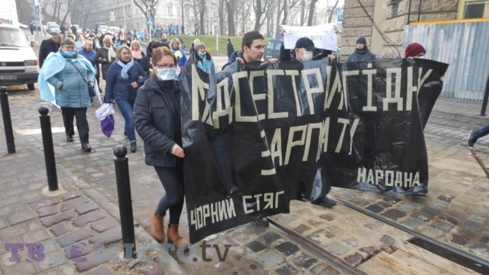 «Будь як Ніна»: українські медсестри вимагають гідних зарплат