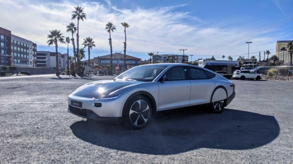 Голландці представлять свій перший електрокар на сонячних батареях