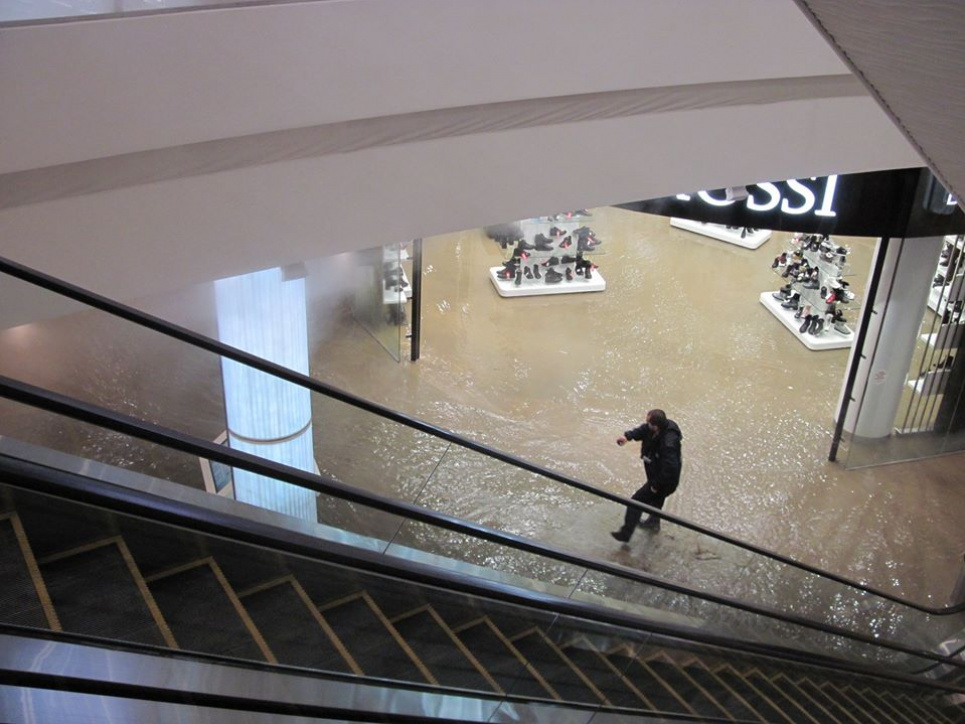 Великий торговельний центр у Києві залило окропом, є постраждалі (фото, відео)