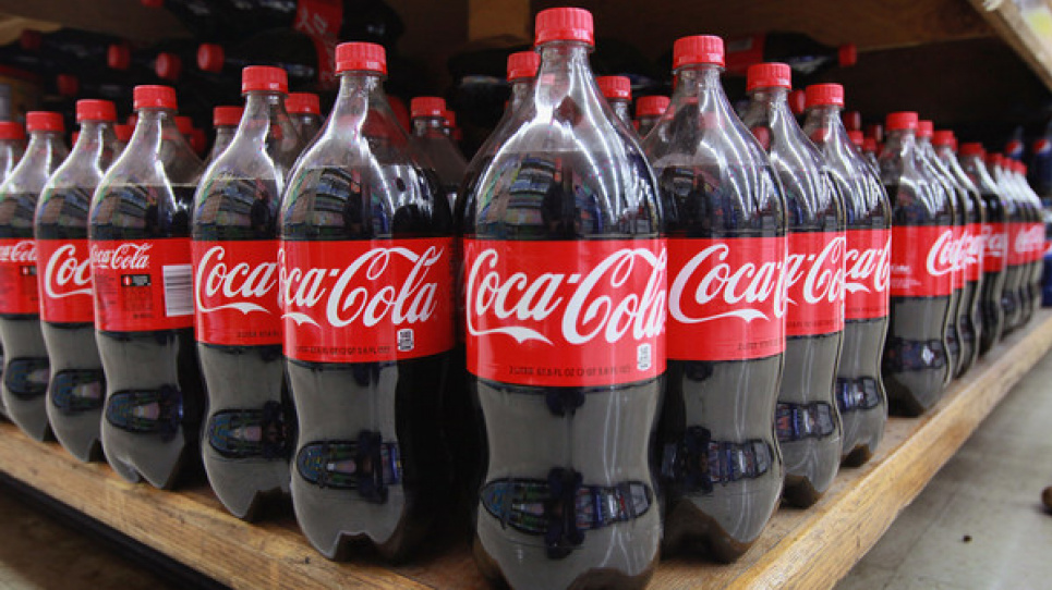 Coca-Cola не відмовиться від пластикових пляшок, бо так хочуть клієнти