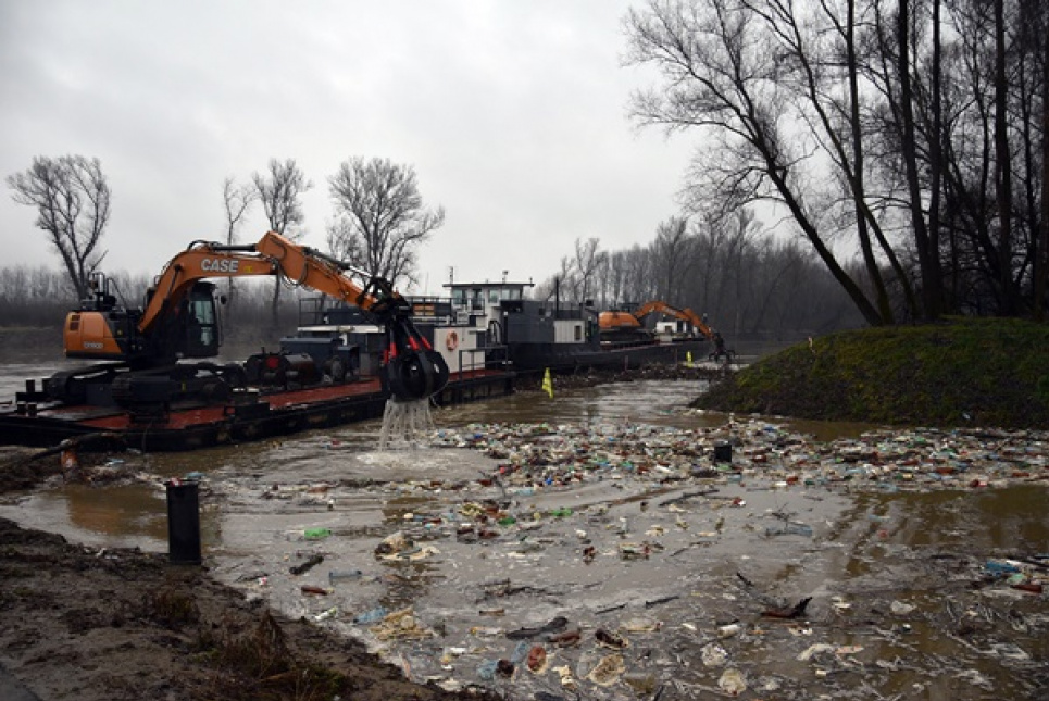 Угорці виловили 60 тонн сміття, яке приплило до них із Закарпаття (відео)