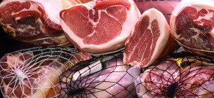 Скільки кілограмів свинини з'їдають українці за рік: названо цифри
