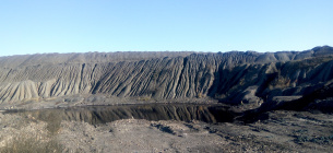 Озеро дихає сірководнем, аміаком, парами піридину (основа для виробництва отрутохімікатів) та нафталіну. 