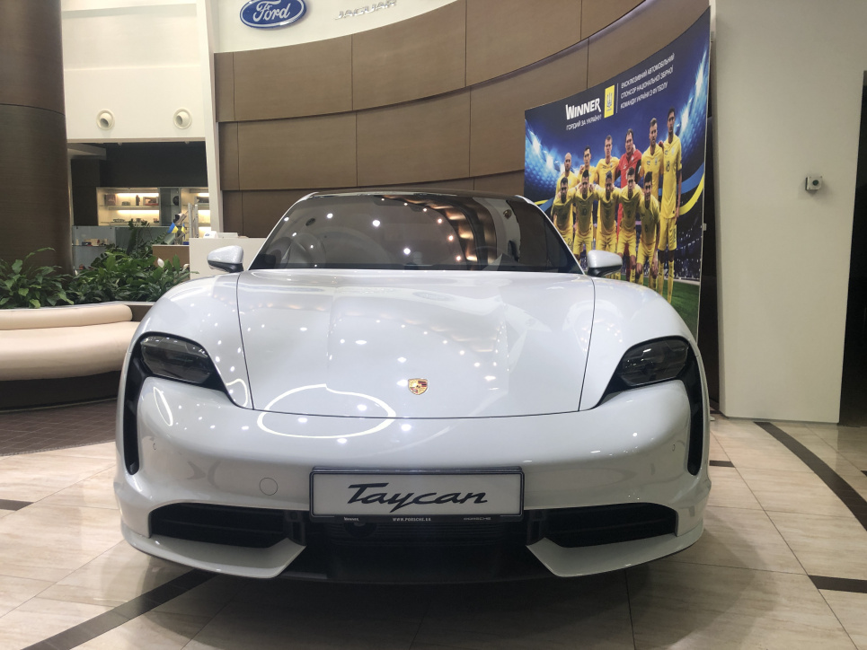 Українці розкупили всі електрокари Porsche на рік вперед