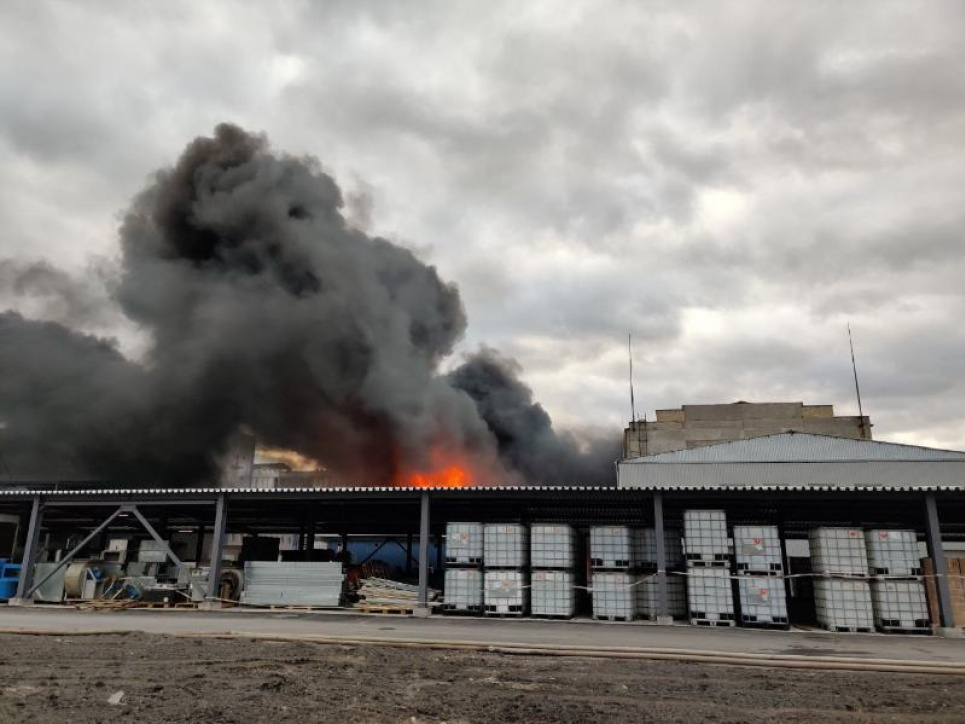 Пожежа в ангарі поруч з заводом "Радикал": що лишилося в повітрі Фото ДСНС