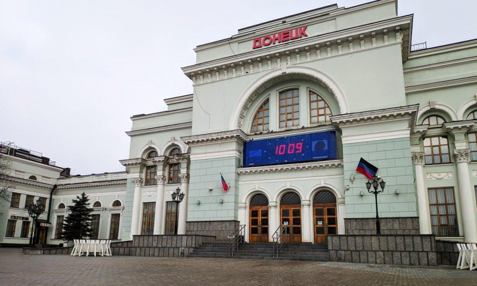 «В Україні пандемія. Там всі помруть!» Як Донецьк реагує на коронавірус Залізничний вокзал Донецька. Березень 2020 року. Фото: hochu_domoy.ua