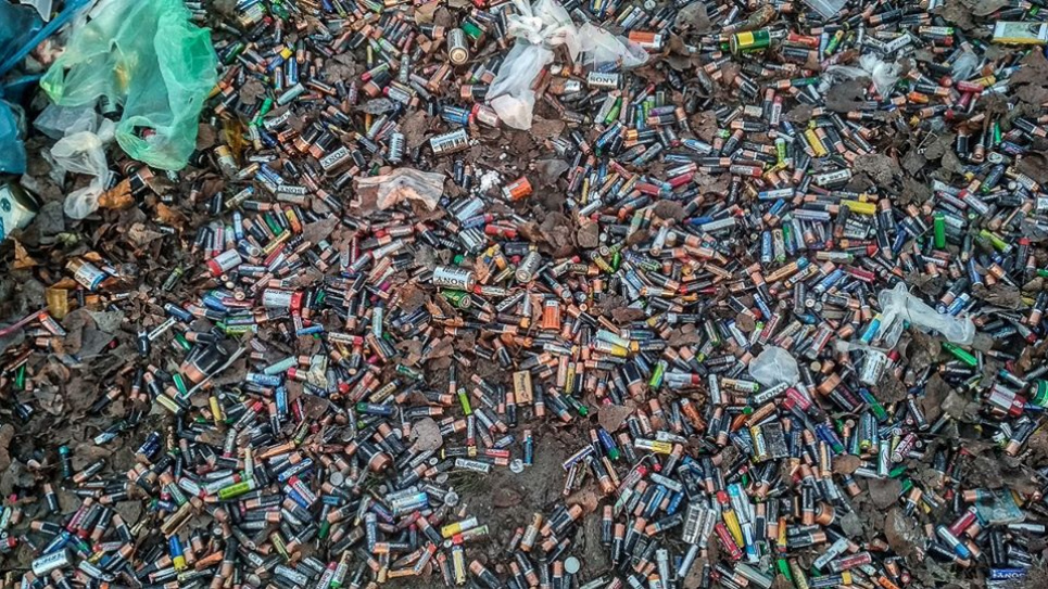 На столичній Троєщині просто неба викинули 300 кг батарейок Фото Нікіти Молочкова