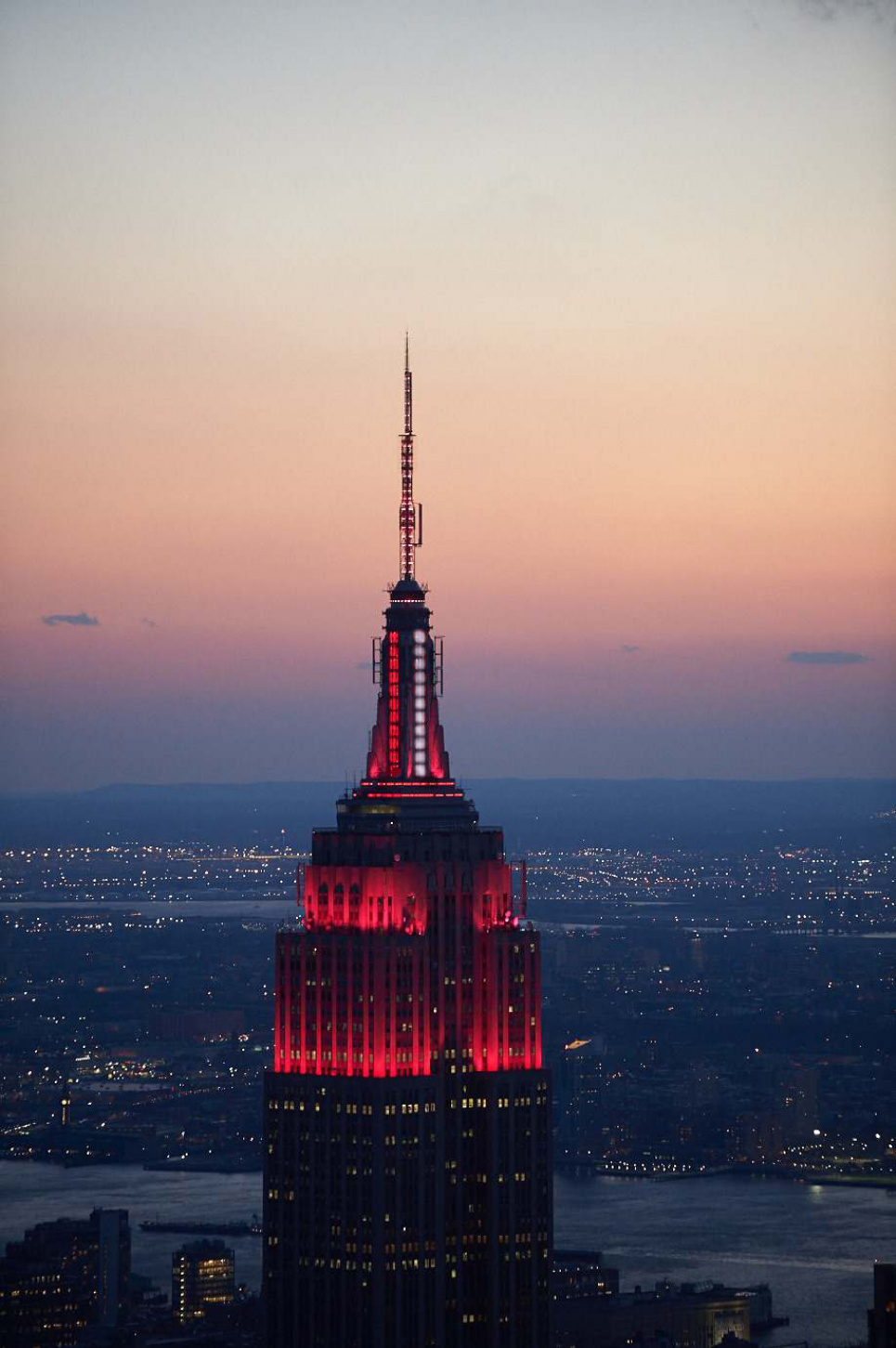 Нью-Йорк дякує медикам: Empire State Building має символічне підсвічування Фото: twitter Empire State Building