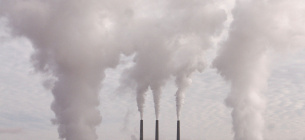 На заводе в Калуше произошел выброс химикатов: дым виден за несколько километров. Фото: Pixabay 