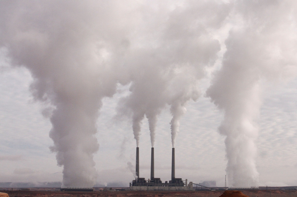 На заводе в Калуше произошел выброс химикатов: дым виден за несколько километров. Фото: Pixabay 