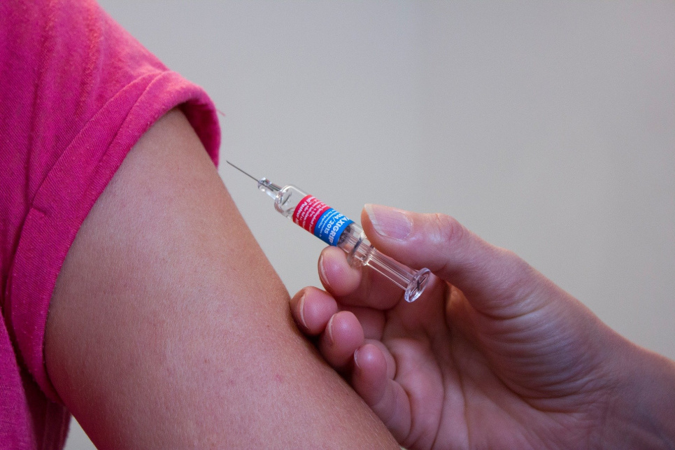 Стало известно какая страна бьет рекорды по вакцинации от COVID