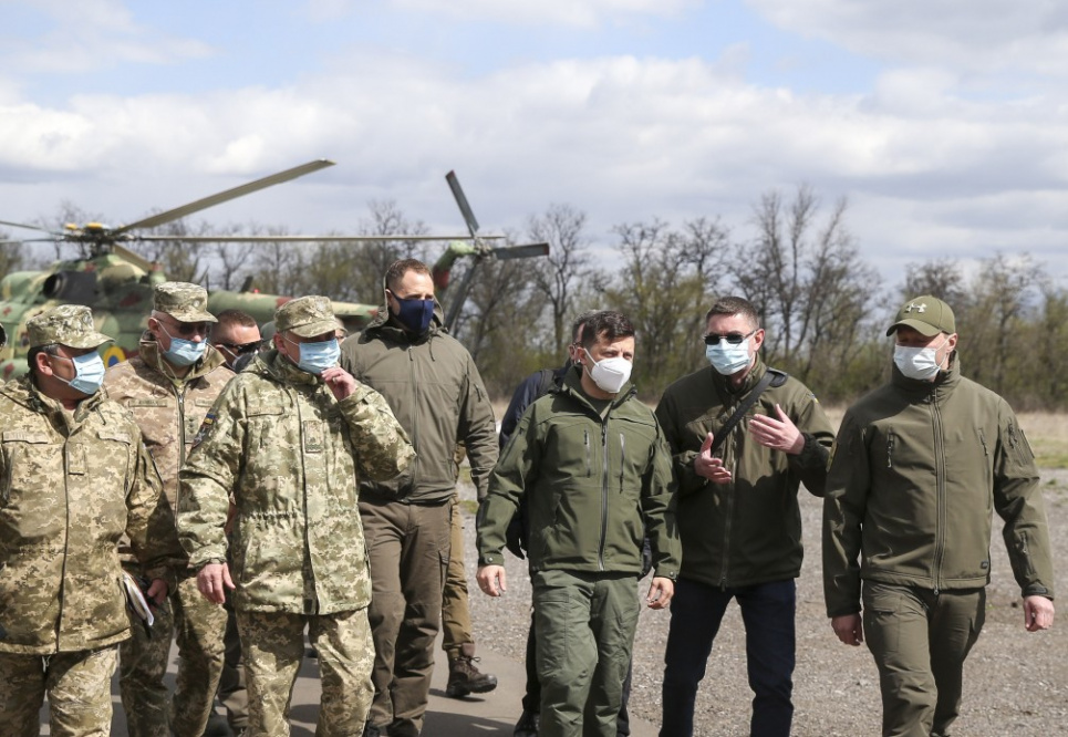 Коронавірус поширюється у Збройних Силах У зоні ООС під час візиту Президента Зеленського. Фото прес-служби Президента
