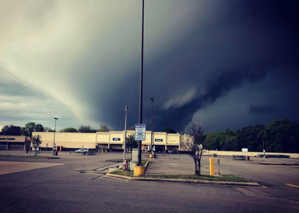 На південні штати США обрушилися десятки торнадо twitter