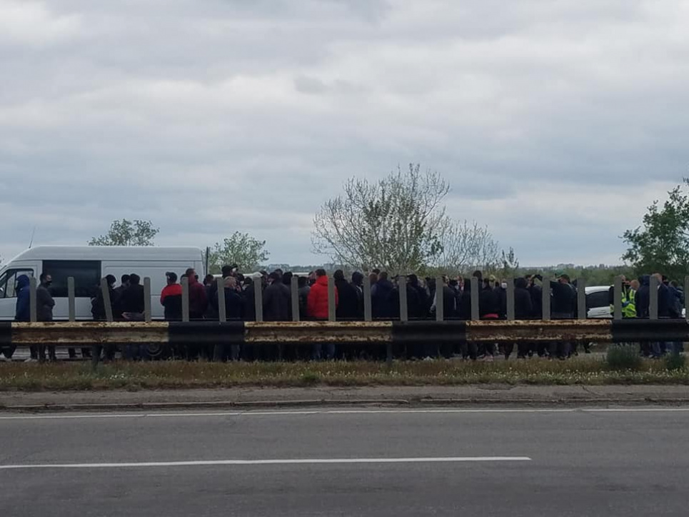 Через закриття ринків люди перекрили міст на Херсонщині Усі фото - Укрінформ