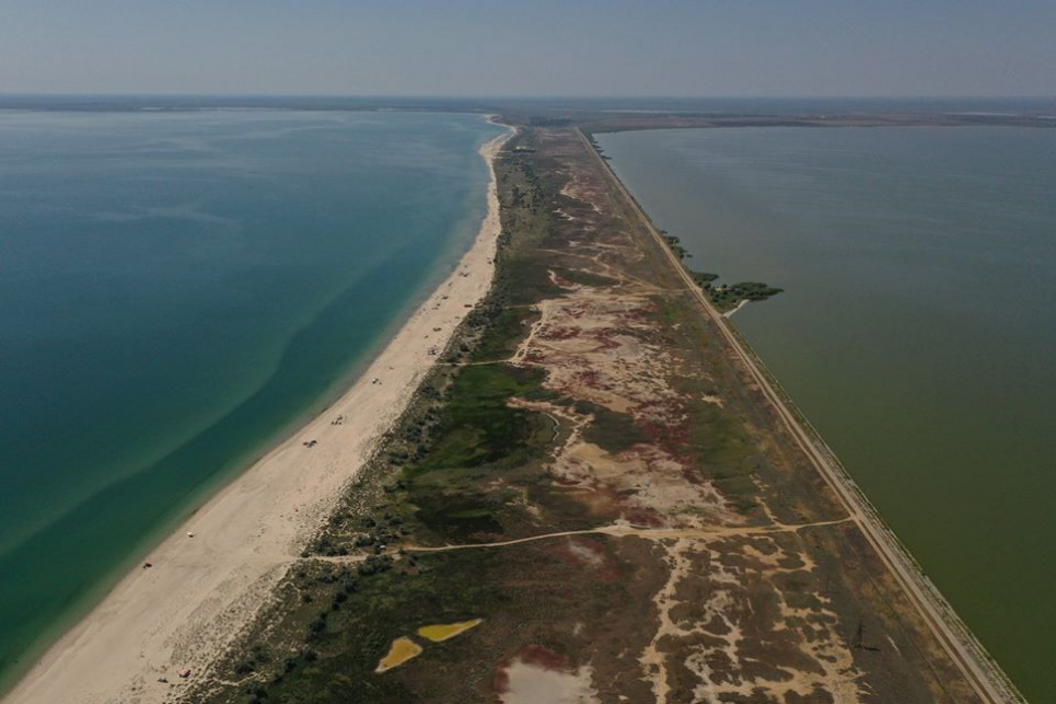 Влада хоче перетворити об’єкт Смарагдової мережі на казино Праворуч - Чорне море, ліворуч - об’єкт Смарагдової мережі лиман Сасик. Фото з ФБ Фазіля Аскерова