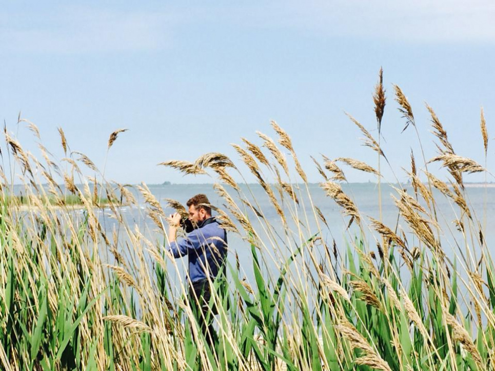 "Врятуйте курорт!" - екологи звернулись до влади Одещини На берегах лиману Сасик. Орнітолог Іван Русєв веде спостереження. Фото: ГО "Відродження"