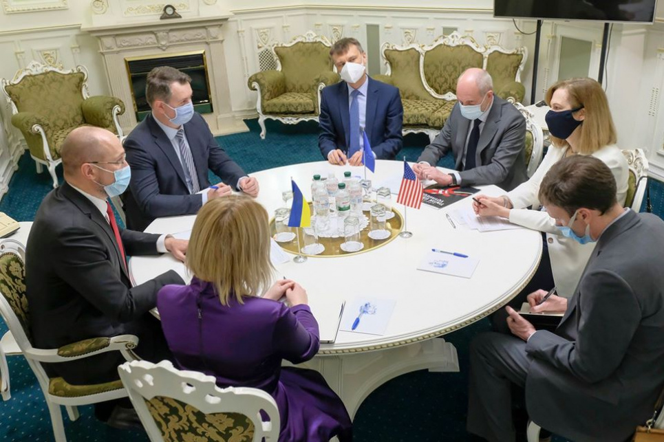 Шмигаль заявив, що «уряд готовий до перемовин» щодо заробітчан: реакція соцмереж Зустріч Шмигаля з представниками ЄС і США, на якій він заявив про "готовність до перемовин" щодо звільнення українців, які хочуть залишити країну