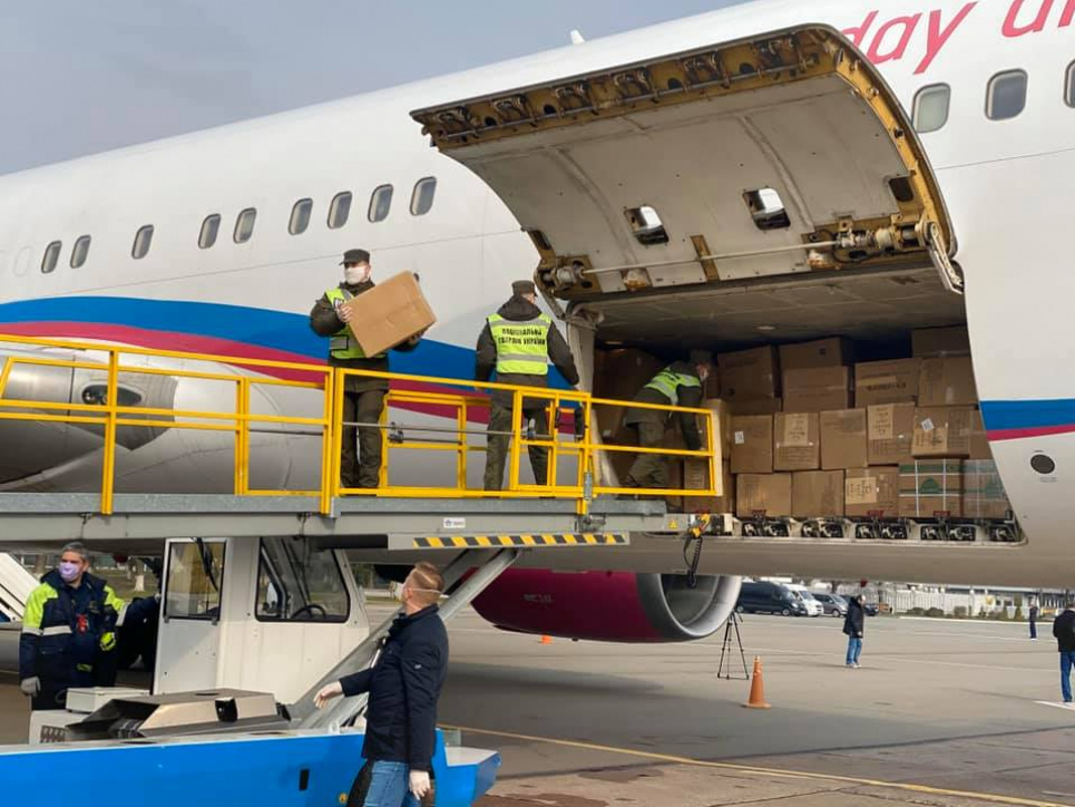Гуманітарна допомога з Китаю опинилися на полицях гіпермаркетів