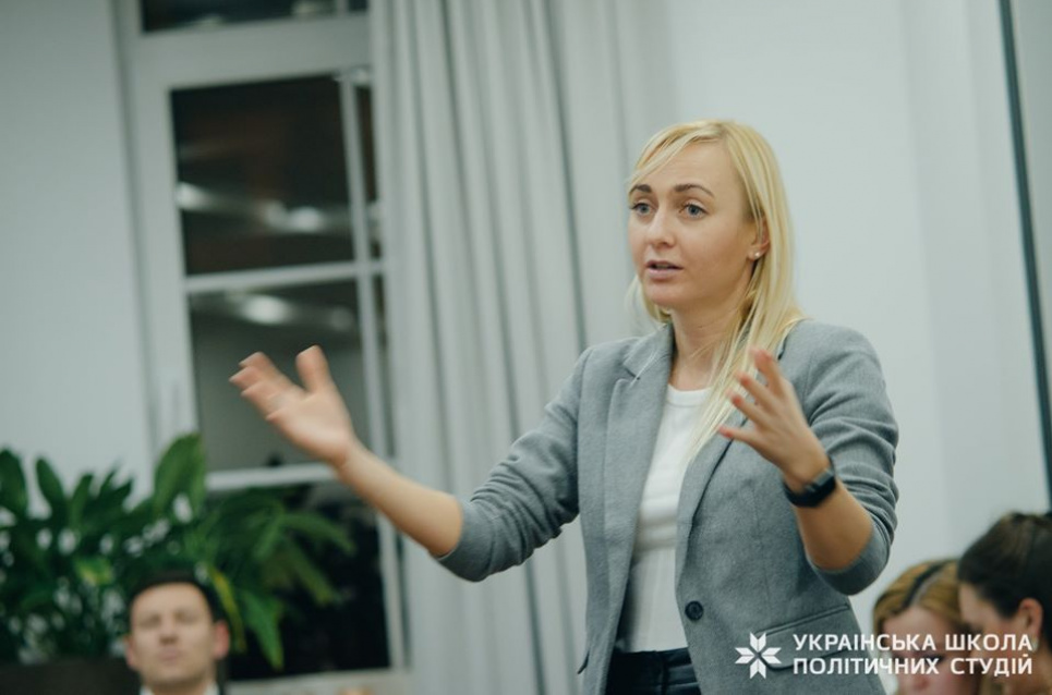 На 10 днів затримується постачання захисних костюмів замовлених МОЗ в Китаї Facebook Олександри Устінової